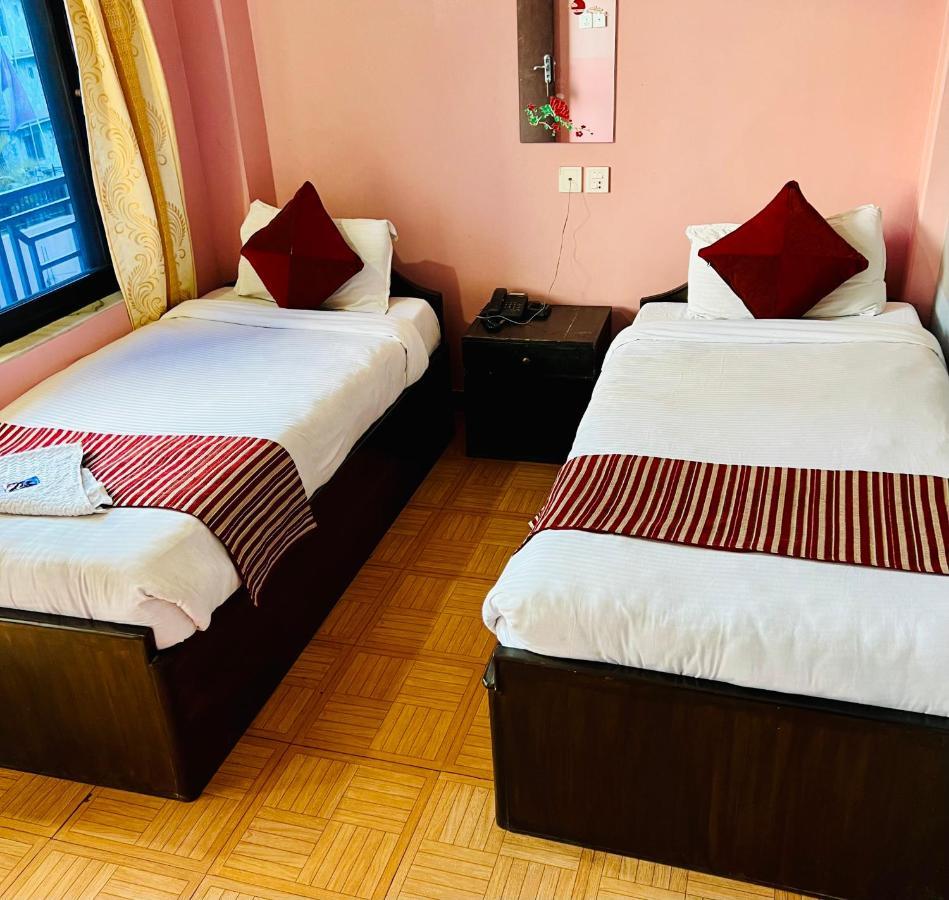 Hotel Donosti Покхара Экстерьер фото