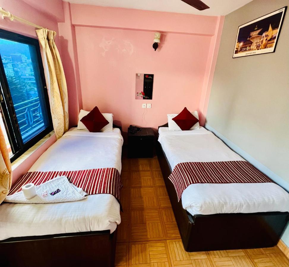 Hotel Donosti Покхара Экстерьер фото